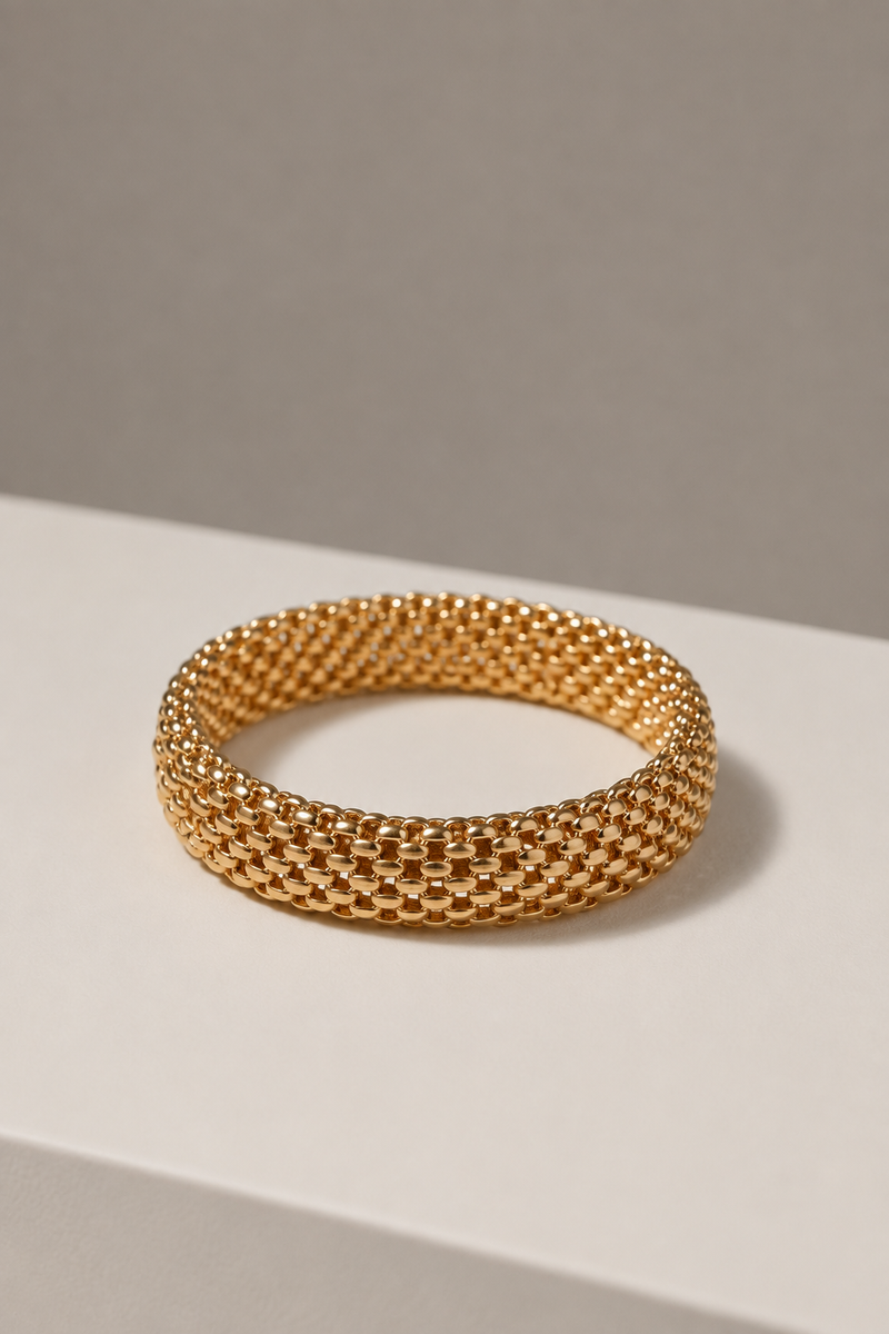 Brazalete de malla dorada Alma Sotelo — la pieza sola, con la trama trenzada a la vista