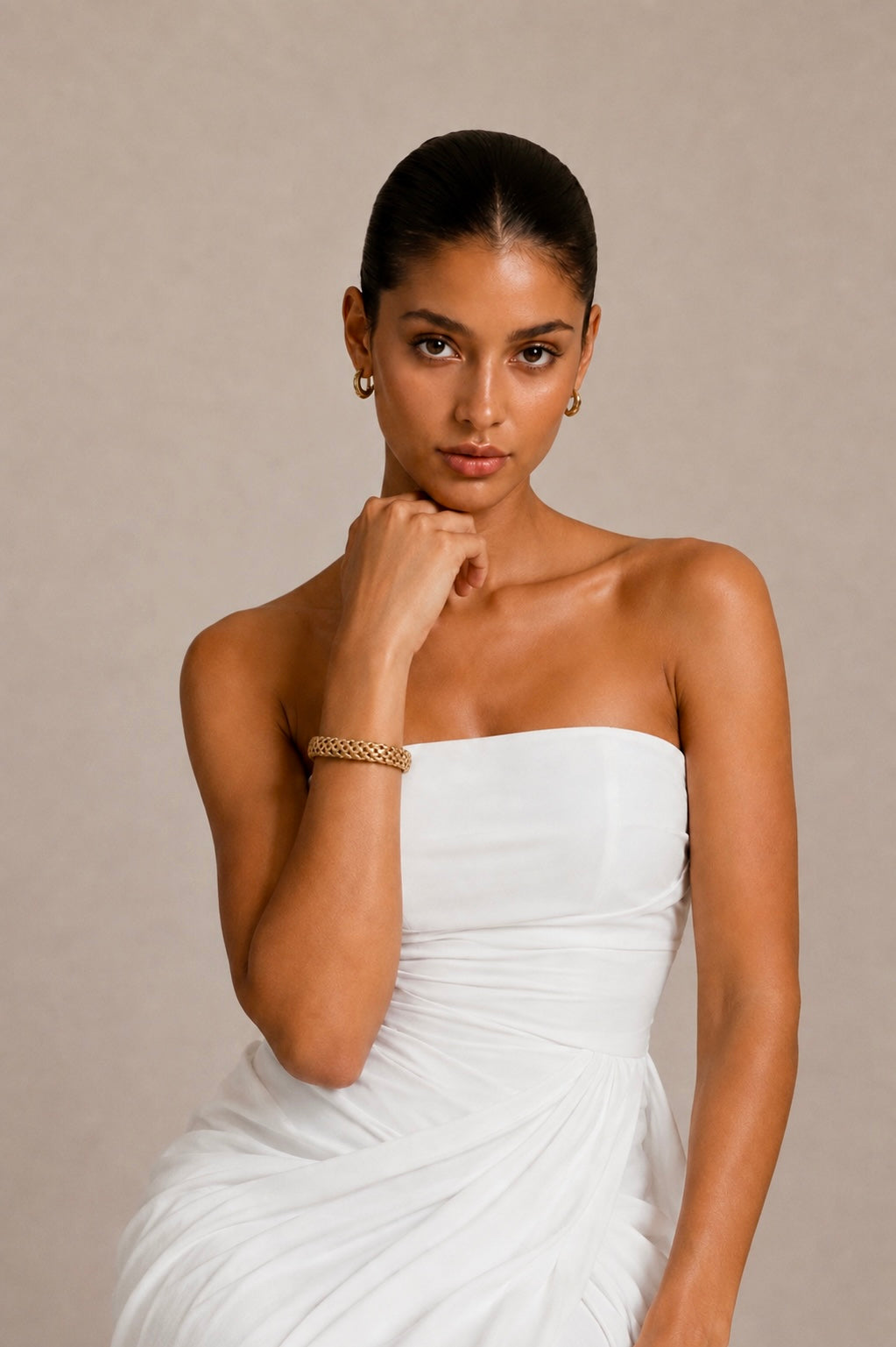 Brazalete de Malla Dorada Alma Sotelo, llevado con vestido largo
