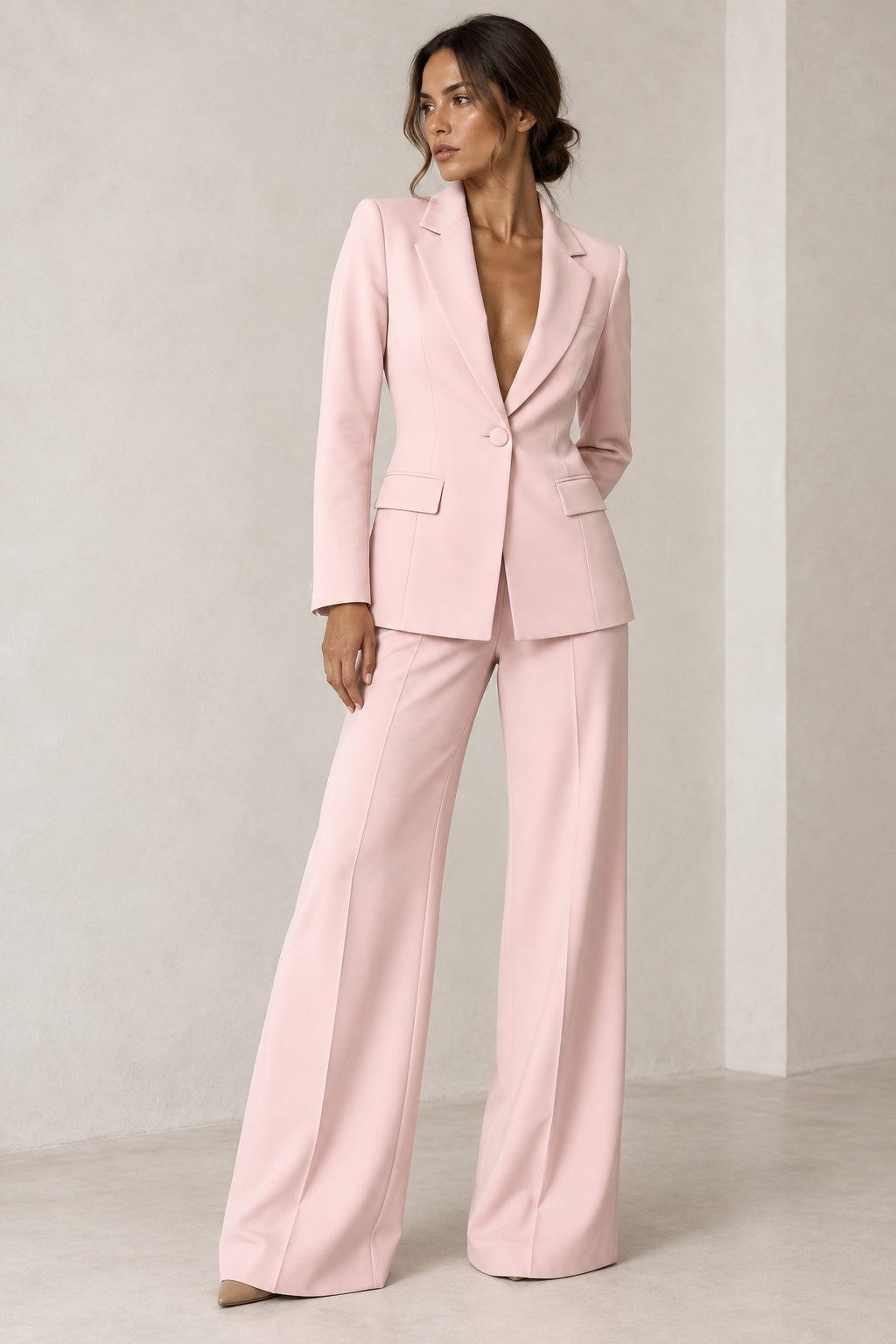 Traje de blazer entallada y pantalón ancho color Rosa Palo, vista frontal completa