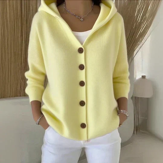 Seis botones color madera: abierto sobre una camiseta o abrochado como prenda principal, cada vez es un conjunto dist...