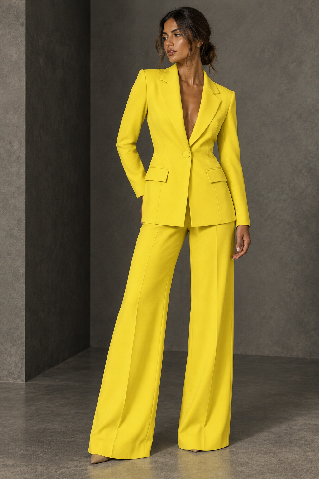 Traje de blazer entallada y pantalón ancho color Amarillo, vista frontal completa