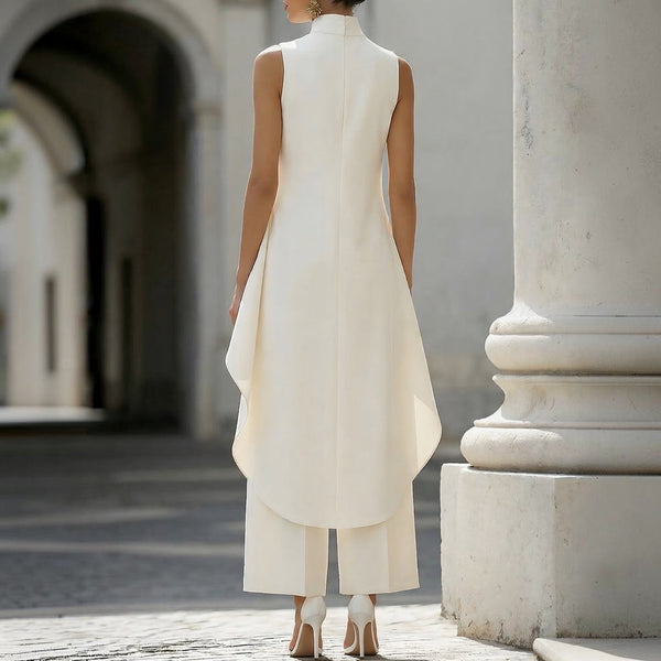 Collo alto elegante: valorizza con grazia le spalle e il décolleté.