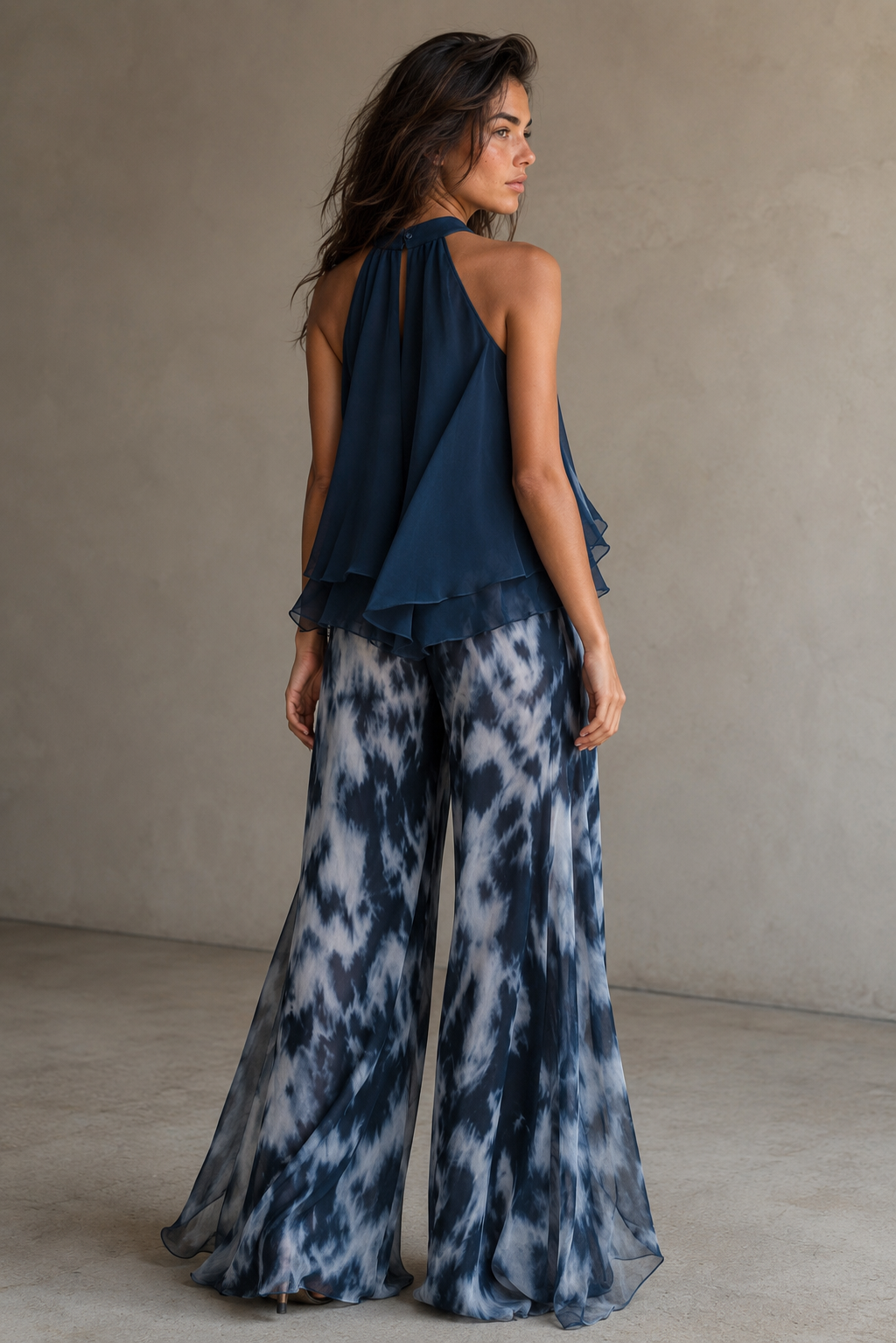 Conjunto top halter de gasa y pantalón estampado — trasera