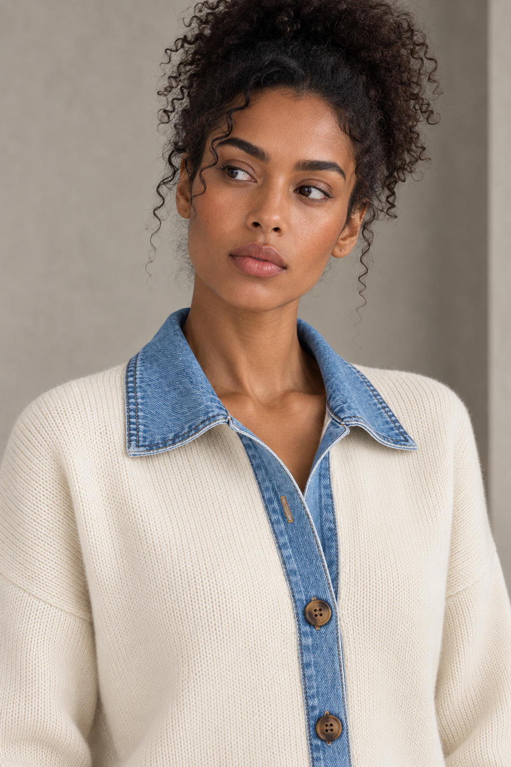 Cardigan de punto con cuello y cenefa de denim color Crudo, detalle de cuello vaquero y botones de asta