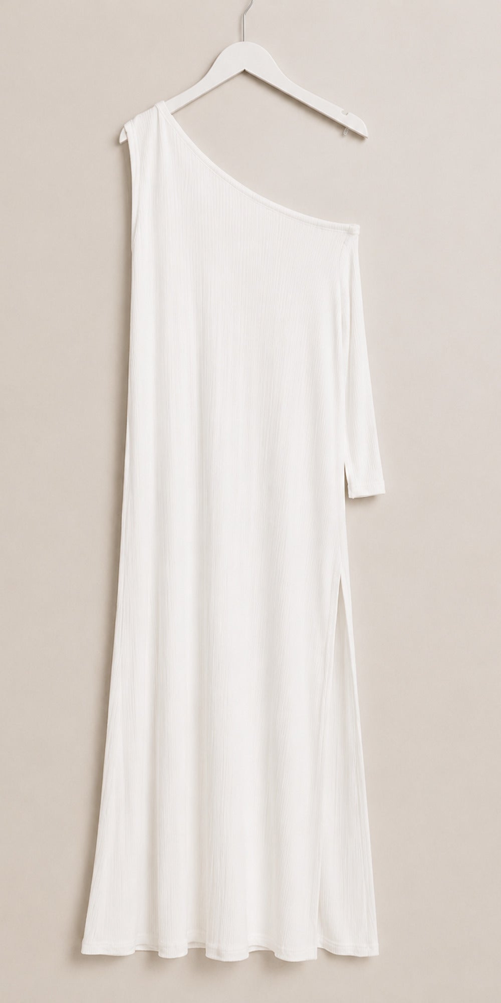 Vestido OLIVIA color Blanco Nieve, prenda colgada sobre fondo neutro