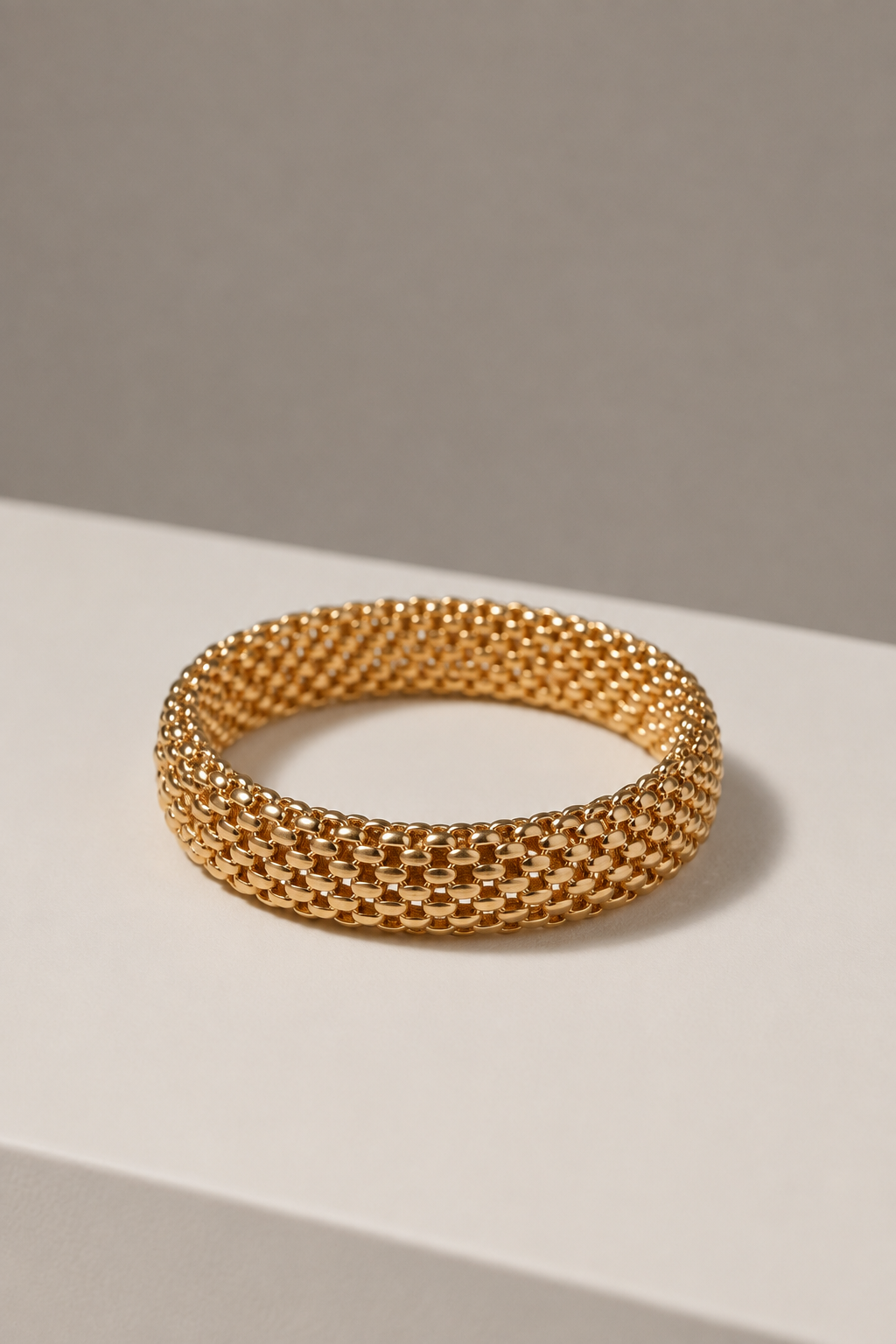 Brazalete de malla dorada Alma Sotelo — la pieza sola, con la trama trenzada a la vista
