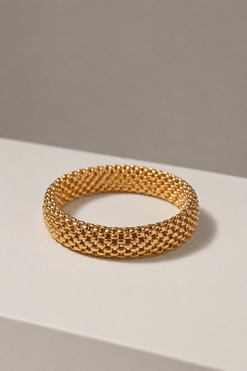 Brazalete de malla dorada Alma Sotelo — la pieza sola, con la trama trenzada a la vista