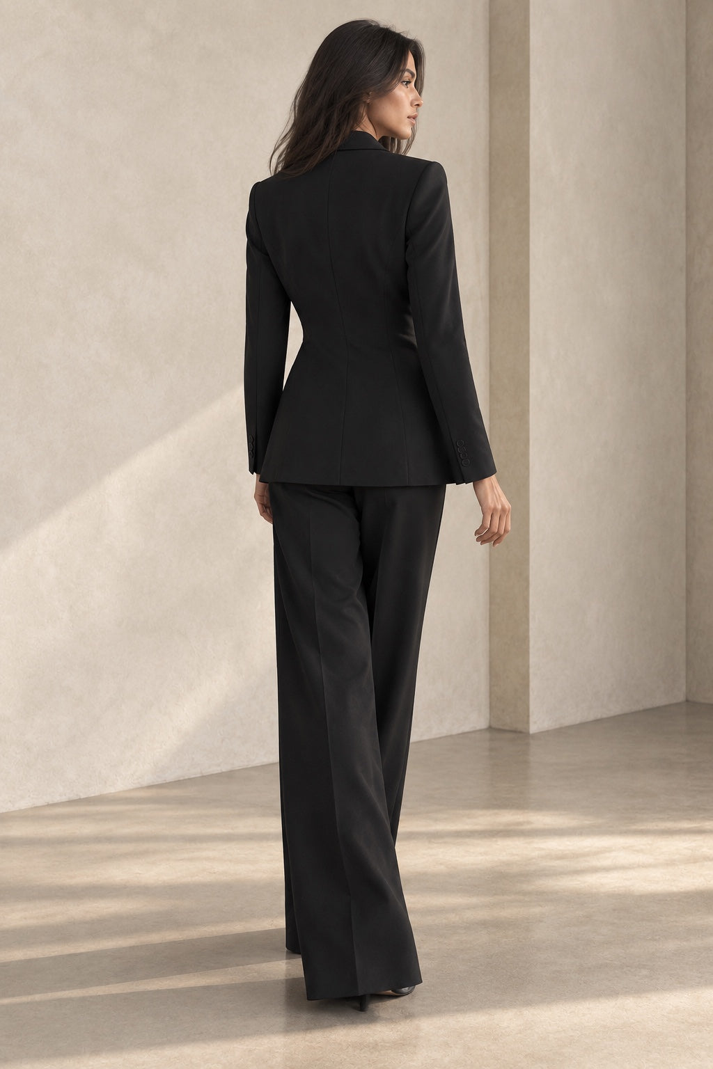 Traje de blazer entallada y pantalón ancho color Negro, vista trasera