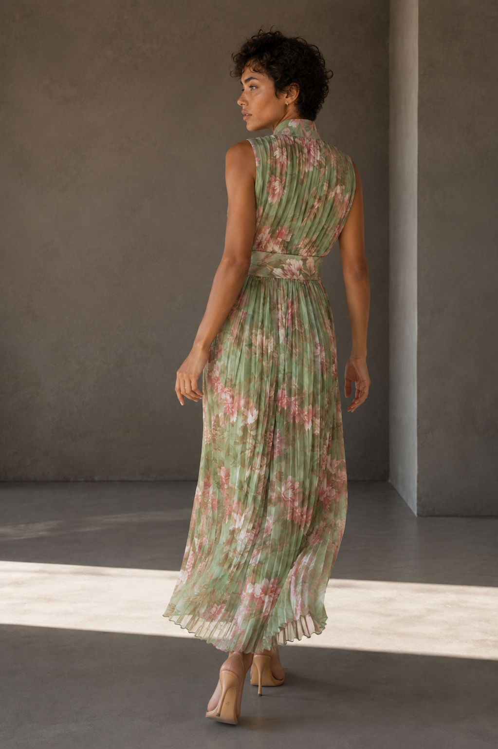 Vestido largo plisado en Verde Salvia — trasera