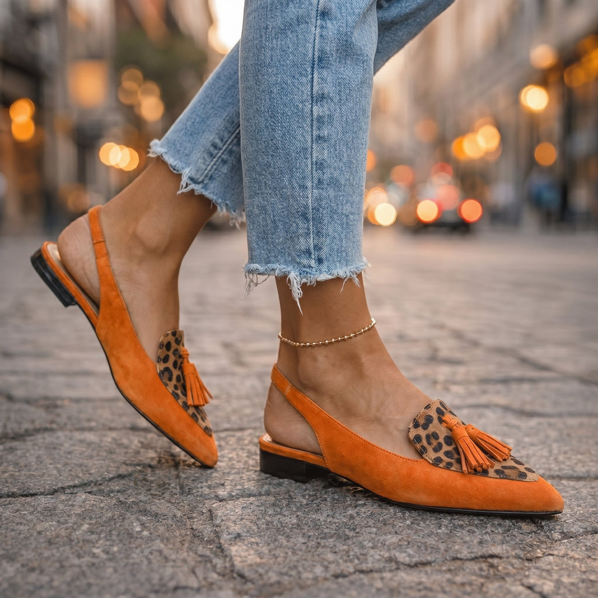 Lorena | Mules Bicolor Elegantes con Pompones