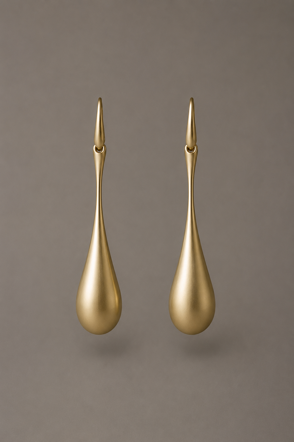 Pendientes Gota Dorada Alma Sotelo — la pieza, 5,2 cm de caída