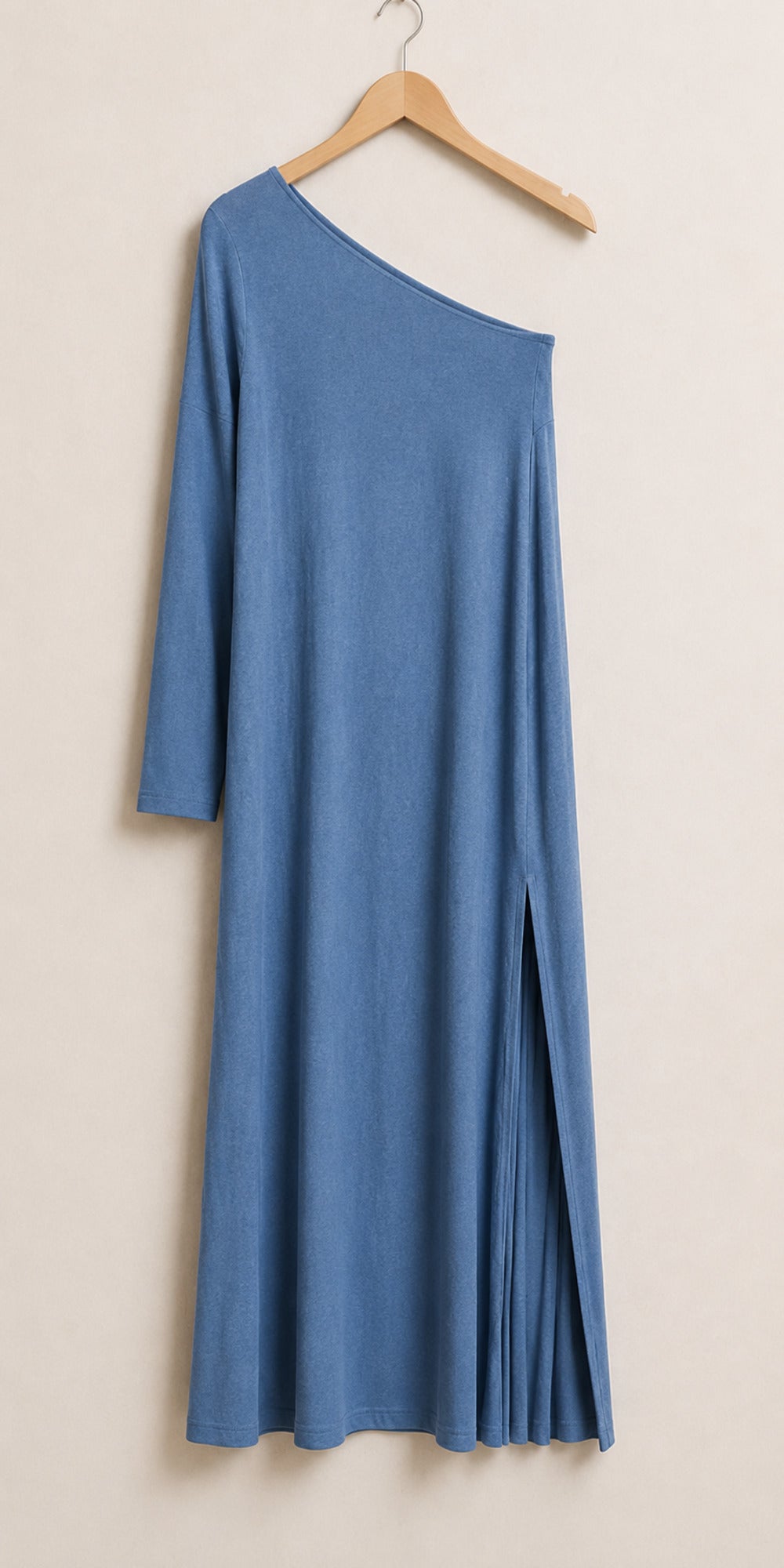 Vestido OLIVIA color Mar, prenda colgada sobre fondo neutro