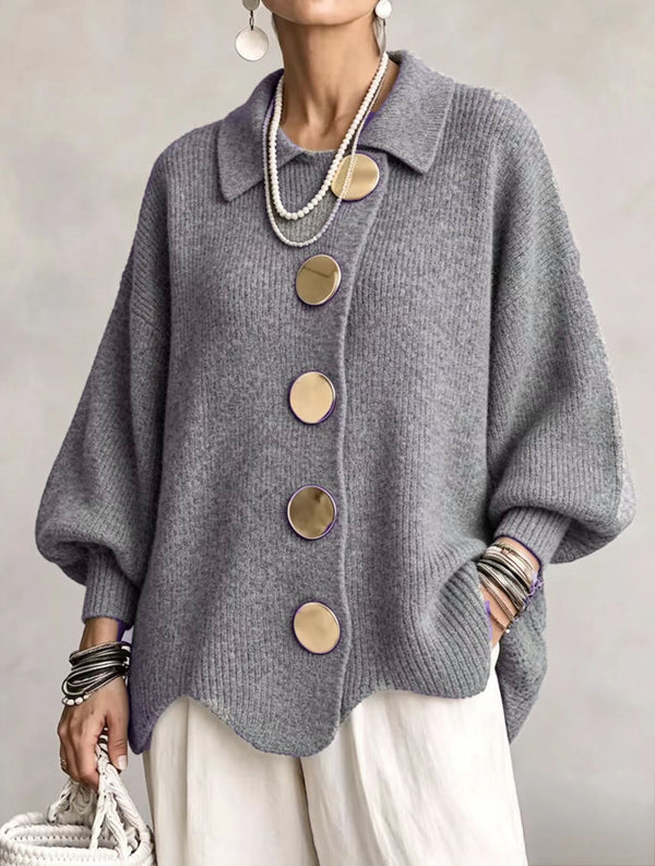 Cuello camisero y mangas amplias con puño de canalé.