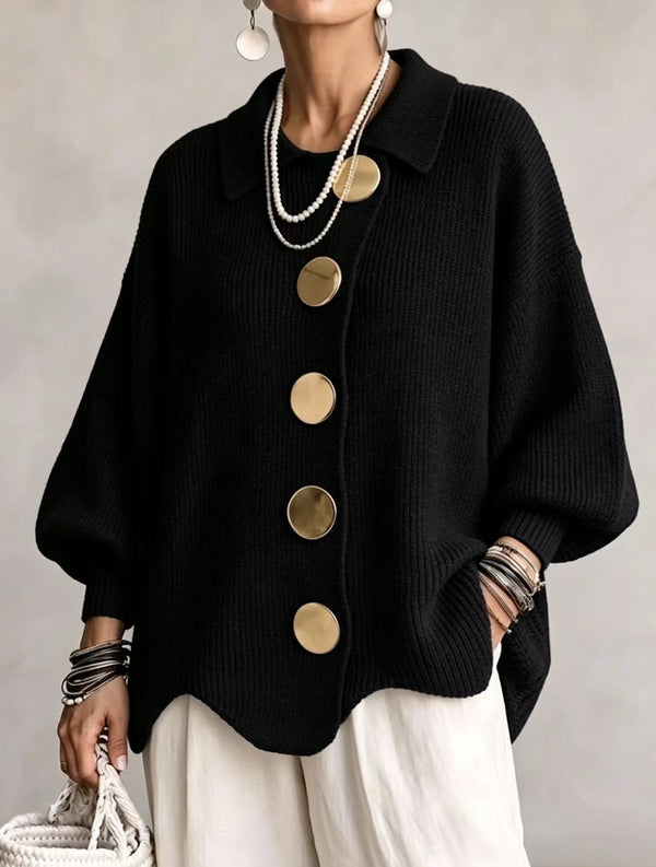 Botones dorados grandes: el detalle que eleva cualquier look.