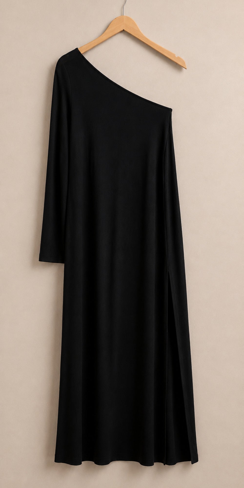 Vestido OLIVIA color Onix, prenda colgada sobre fondo neutro