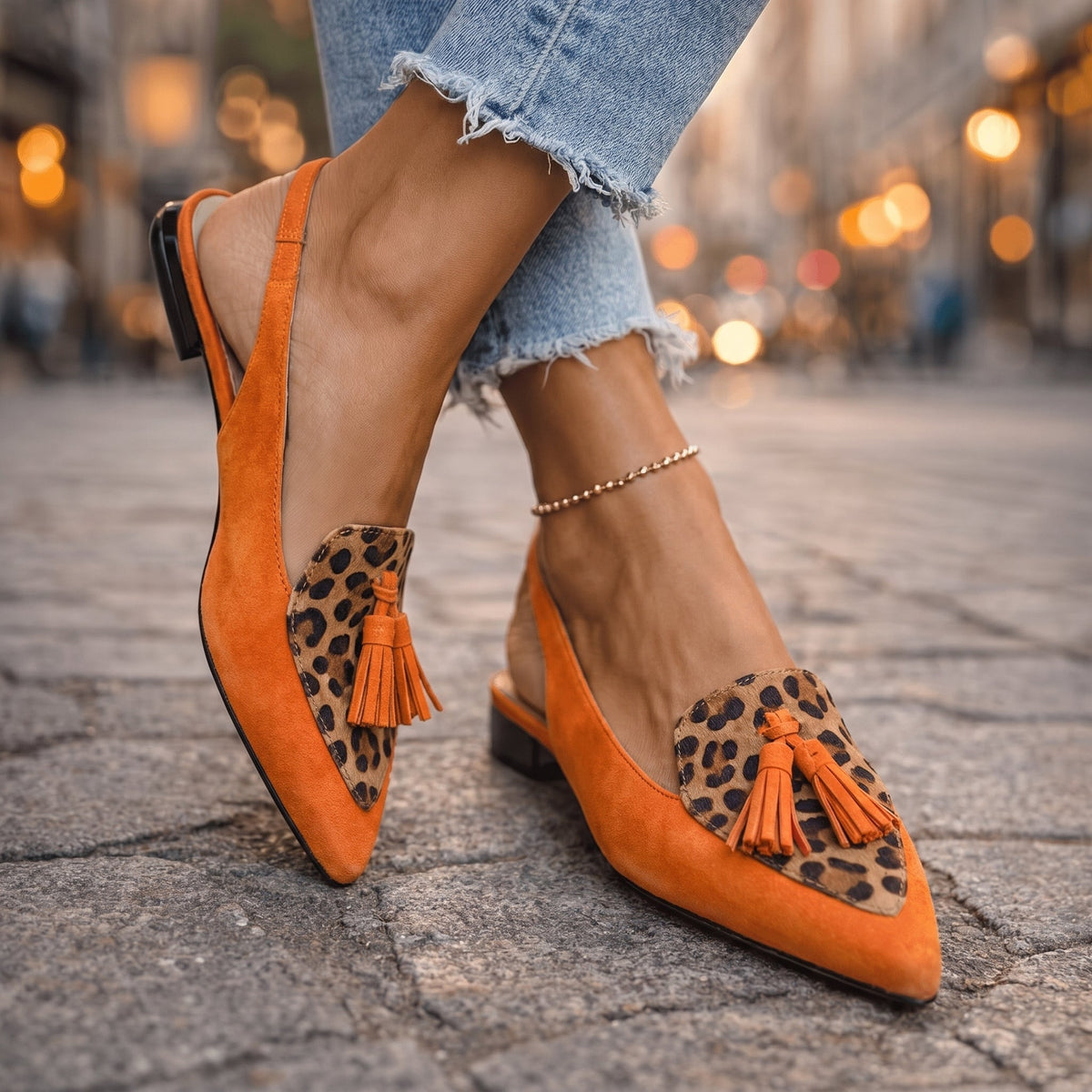 Lorena | Mules Bicolor Elegantes con Pompones