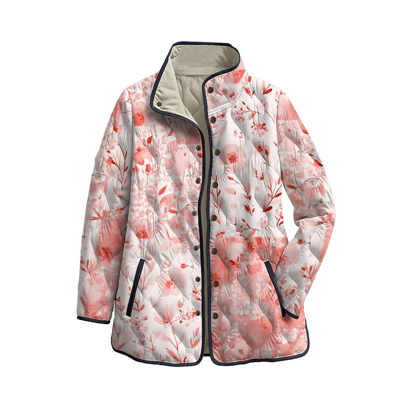 Chaqueta acolchada con flores coral sobre fondo crudo