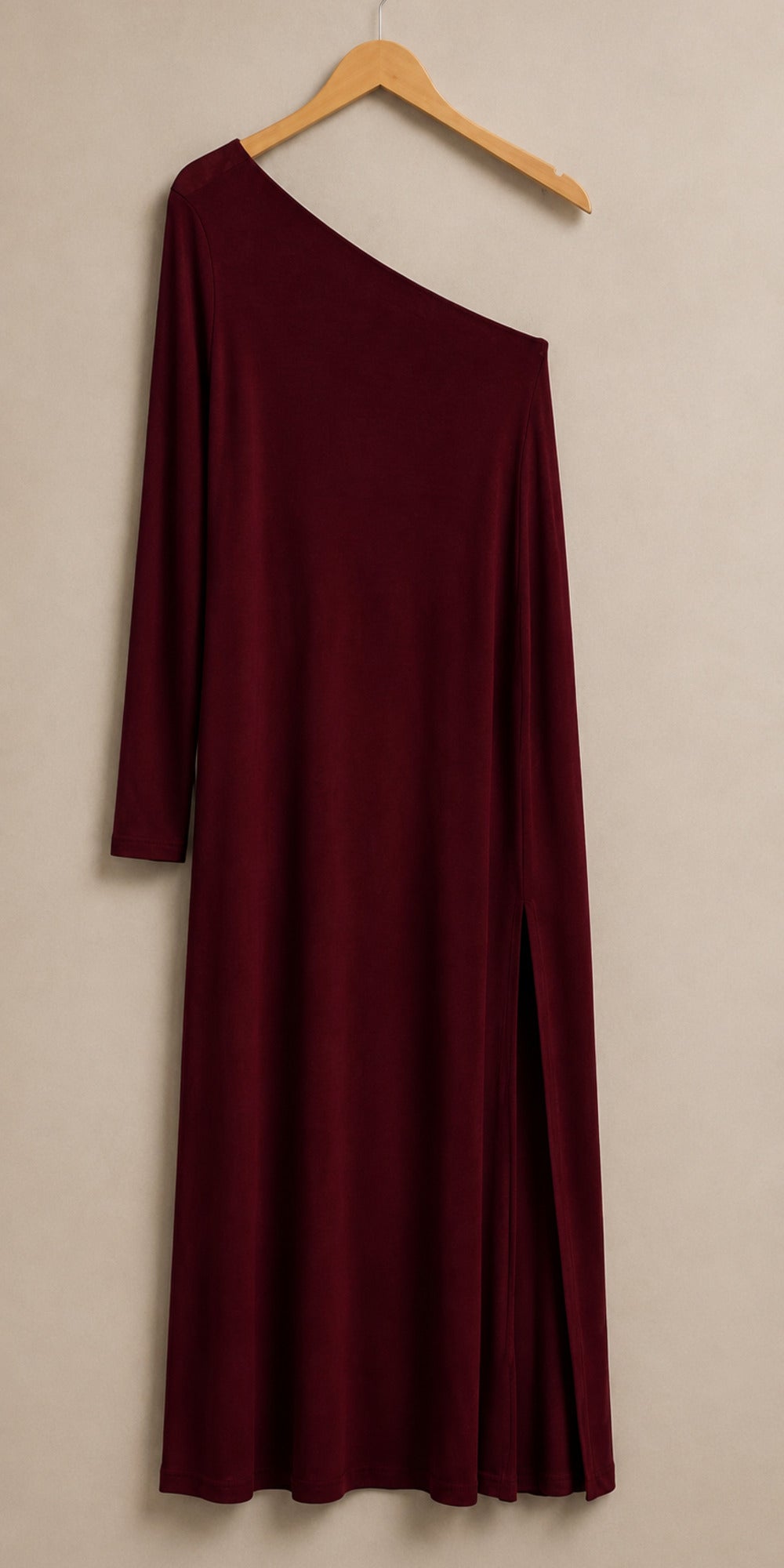 Vestido OLIVIA color Tinto, prenda colgada sobre fondo neutro
