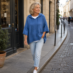 Lourdes - Poncho azul paseando por la calle