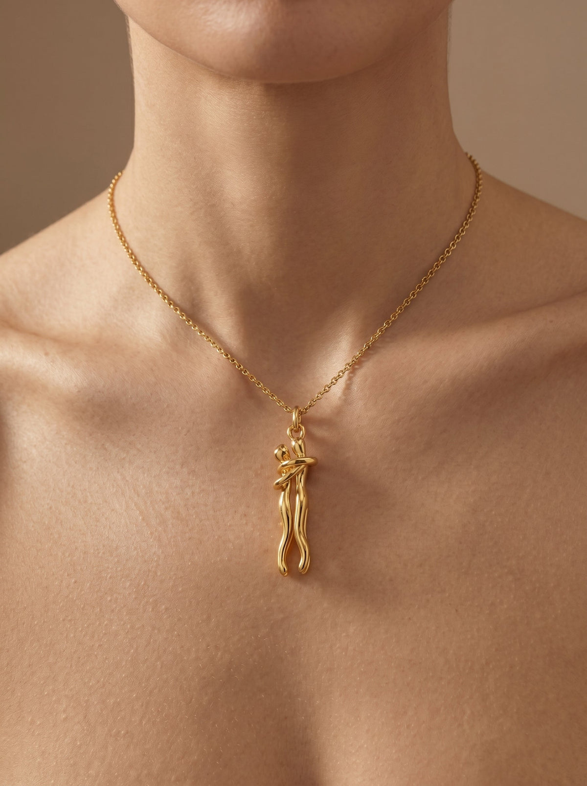 Collar Abrazo Dorado de Alma Sotelo — foto 4