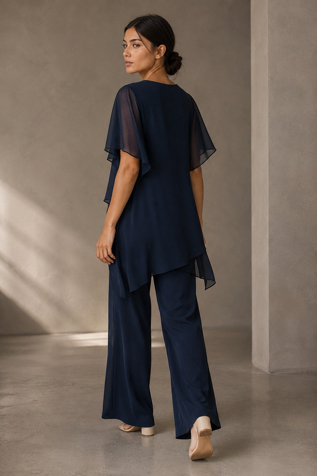 Conjunto blusa de gasa asimétrica y pantalón ancho en azul marino — trasera