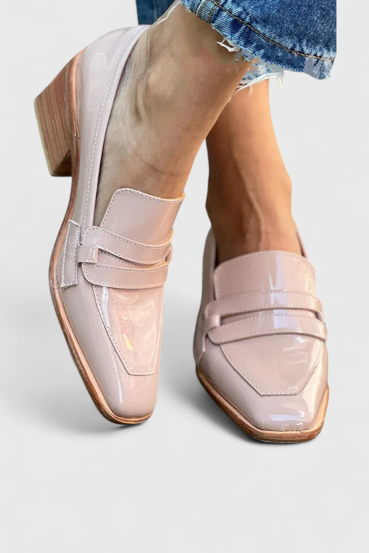 Mocasines de Cuero Patente Rosa Sasha con Punta Cuadrada y Tacón Alto