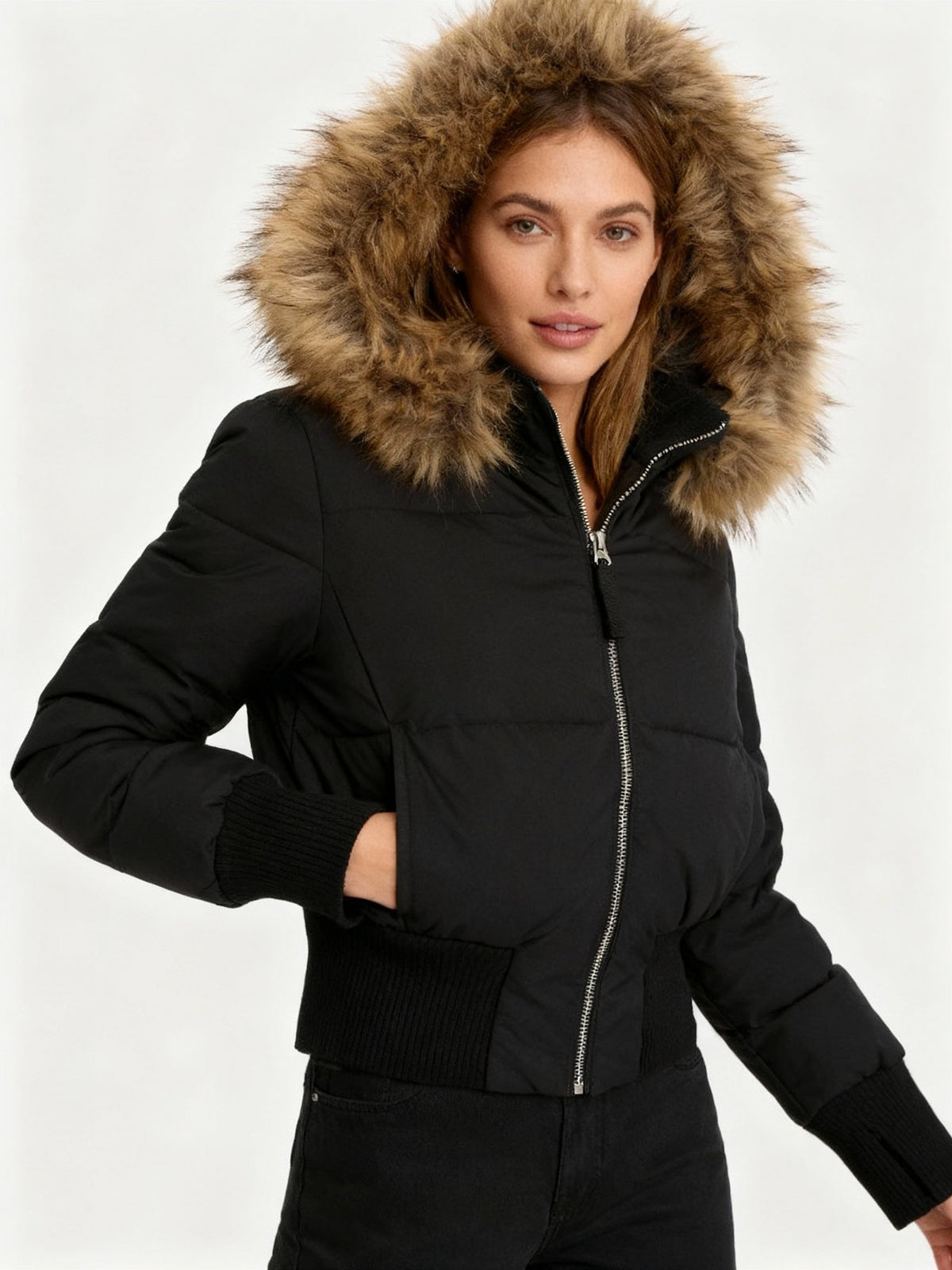 Chaqueta acolchada con capucha de pelo — Alma Sotelo