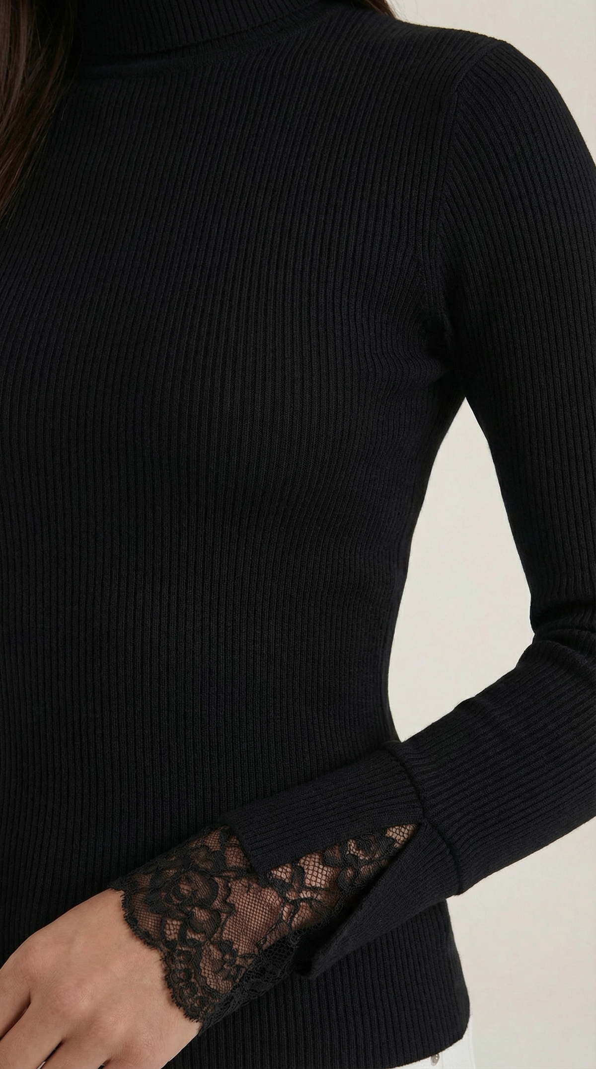 Beth | Jersey de cuello alto con puños de encaje